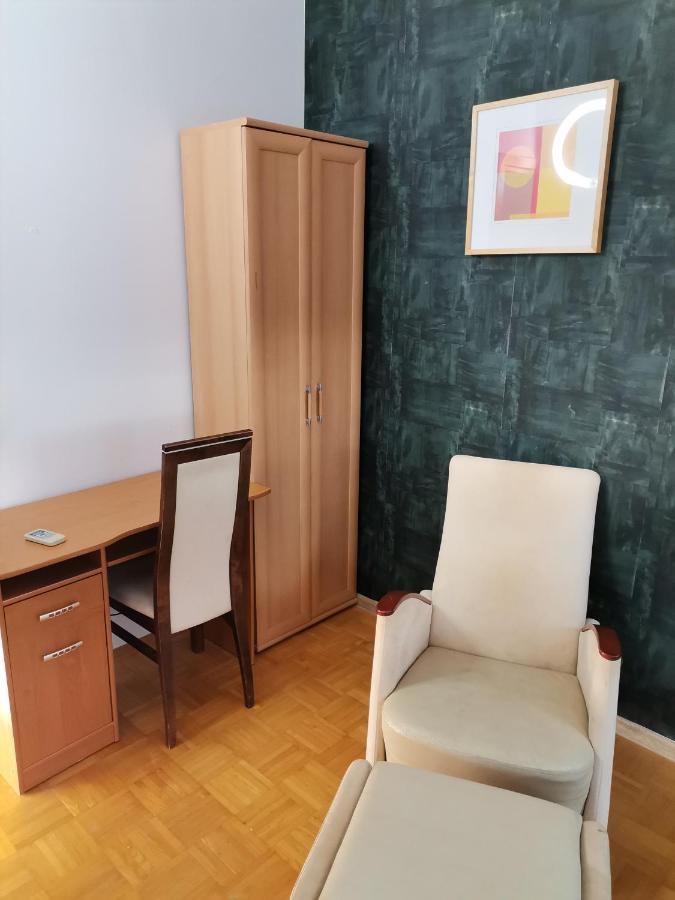 V Hostel Warsaw Luaran gambar